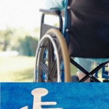 La grúa retiró el coche (con la silla de ruedas) de la plaza de minusválidos del hospital