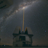 Foto del día NASA: Disparando un láser desde el observatorio de Chile (VLT) [Eng]