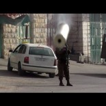 Oficial israelí dispara bote de gas directo al cámara que lo filma [Eng]