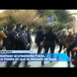 Policia tira a dos mujeres al suelo en una protesta contra Fabra