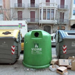 Multado con 90 euros por mirar un cuadro abandonado junto a contenedor