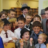 Los amigos de un niño que sufre bullying se visten como él para que le dejen en paz