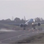 Qué ocurre cuando un Boeing 777 intenta aterrizar con viento cruzado