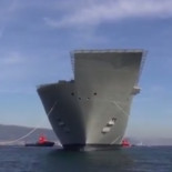 Espectacular embarque de un portaaviones de 27.000 toneladas en un carguero sumergible