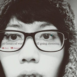 Muere una redactora después de jactarse en Twitter de trabajar durante 30 horas seguidas