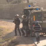 Soldado israelí dispara balas de goma a una palestina a quemarropa