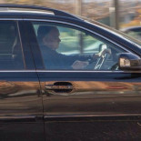 Gonzalez Pons pillado conduciendo y usando el móvil