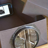 Cómo hacer un proyector para el móvil con una caja, una lupa y piezas de Lego