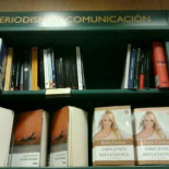 Sevilla. Casa del Libro. Estantería de Periodismo y Comunicación... (foto)