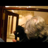 Varios antidisturbios entrando en un portal en el barrio obrero del Gamonal