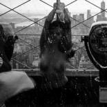 Reclaman un millón de dólares por una foto en toples en el Empire State