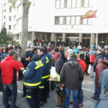 Bomberos madrileños se concentran ante el juzgado para apoyar al compañero detenido