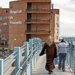 Saca un arma para intimidar a unos vecinos y se dispara en los testículos