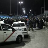 Varios centenares de taxistas de Madrid protestan en la T4 contra la tarifa fija de 30 euros