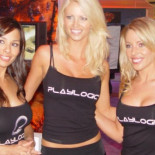 Chicas guapas mostrando gadgets en ferias de tecnología, una mala inversión