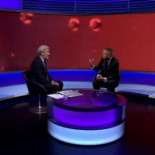 El periodista Paxman de la BBC muestra al presidente de Coca Cola Europa el azúcar que contienen los vasos del cine[ENG]