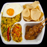 Un hombre consigue comer gratis 1 año en salas VIP del aeropuerto con un billete de primera clase