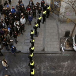 Fotogalería: Vecinos se enfrentan a la policía en Lavapiés en el desalojo de un enfermo crónico