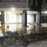 "Nunca había ocurrido esto".Las olas se llevan por delante coches, barandillas y muros de piedra en Santander, Comillas