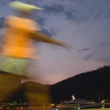 Ante prohibición de usar bermuda, funcionario de Rio opta por la falda