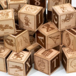 Un padre friki fabrica bloques alfabéticos para su futuro hijo friki