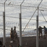 Interior reconoce el uso de balas de goma y botes de humo contra inmigrantes en la tragedia de Ceuta