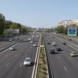 La mala costumbre de circular por el carril central en las autopistas
