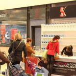 Colas en el hipermercado para logar una barra de pan y una botella de agua gratis