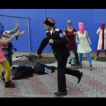 Las Pussy Riot atacadas por cosacos durante una performance en Sochi