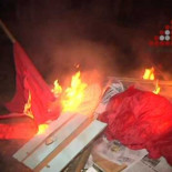 Opositores de #Euromaidan asaltan sede del Partido Comunista y hacen hoguera de libros