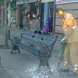 El Ayuntamiento de Sevilla elimina los bancos de una plaza para evitar que la gente se siente
