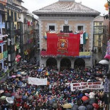 Una gran bandera de Navarra preside los carnavales de Tolosa