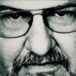 John Milius, el hombre que escribió: "qué delicia oler napalm por la mañana"