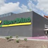 Detienen a un joven por buscar comida en los contenedores de basura de HIPERDINO