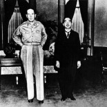 El día que el General MacArthur le perdonó la vida al emperador de Japón