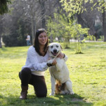 Una medallista ciega parcial adopta a un perro invidente al que sus dueños querían sacrificar