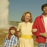 En fotos: la mujer que se hizo una familia con dos maniquíes