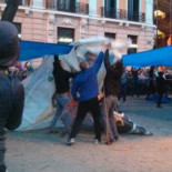 Cerca de un millar de personas acampa en Recoletos (Madrid) contra el pago de la deuda