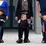 Mujer crea arnés para que niños con discapacidad puedan caminar