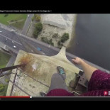 Detienen a un joven por hacer acrobacias en un puente en Ucrania a 115 metros de altura