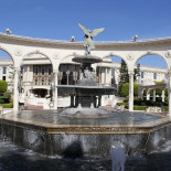 El canal de televisión cristiano más grande del mundo tiene mucho que esconder