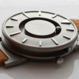 El reloj para ciegos que es un éxito entre los que sí ven