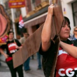 El ‘Coño Insumiso’ procesiona por Sevilla