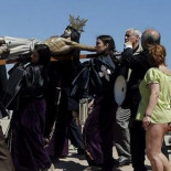 FOTO: Semana Santa en Valencia al estilo de Berlanga