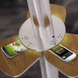 Murcia instala una farola que permite cargar el móvil en la calle