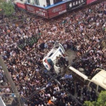 China: Policías violentos golpeados a muerte por turba tras matar a un hombre que documentaba su brutalidad [NSFW]