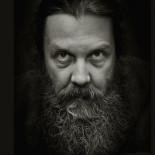 Alan Moore demuestra sus poderes mágicos a una reportera