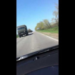 Columna de blindados rusos avanzando hacia la frontera con Ucrania