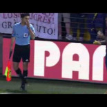 Dani Alves se come un plátano tirado por el Publico del Madrigal