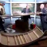 Analista anti-regimen sirio ofendido por analista pro-régimen destroza la mesa del estudio